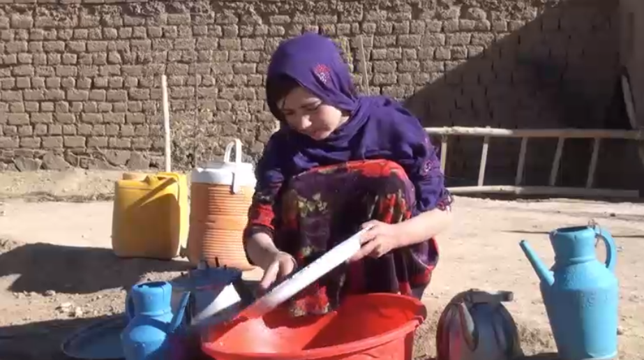 "У нас не было выбора": родители продали 9-летнюю дочь, чтобы прокормить других детей