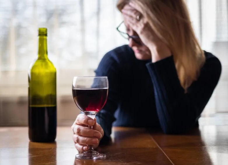 Вам потрібно терміново припинити вино, якщо ви виявили у себе ці 5 ознак
