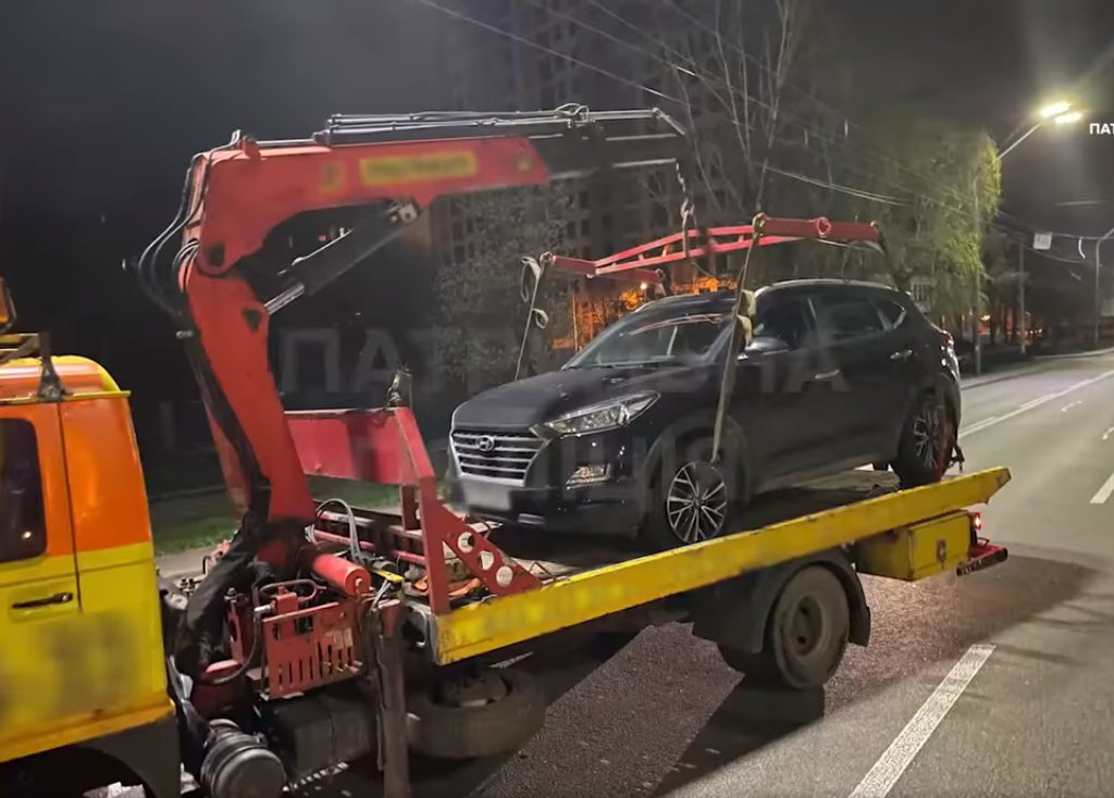 У Києві п'яна водійка на пошкодженому авто тікала від патрульних: відео нічної "гонки"