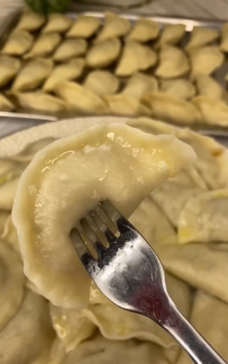 Не будуть розвалюватись: як приготувати ідеальне тісто на вареники