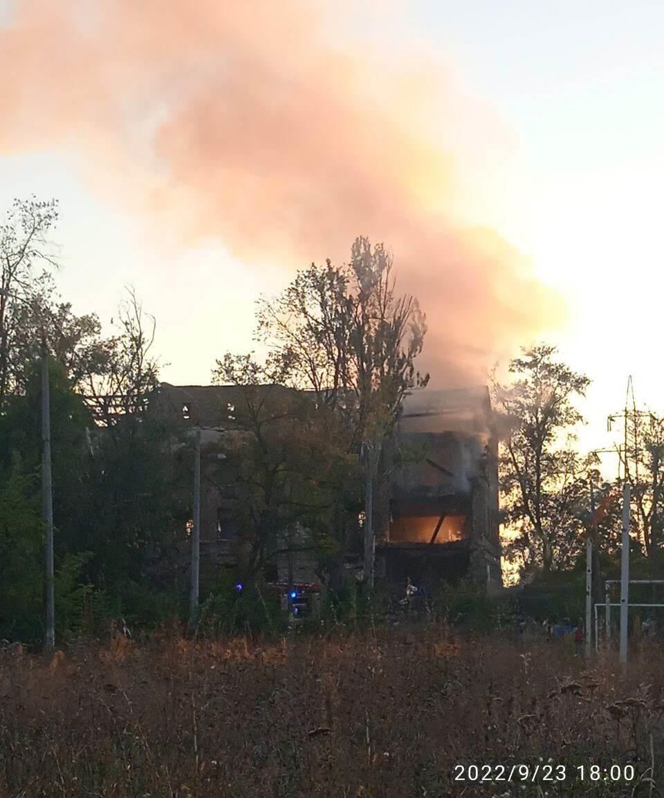 В Маріуполі здетонував снаряд у місцевій школі: поранення отримали діти