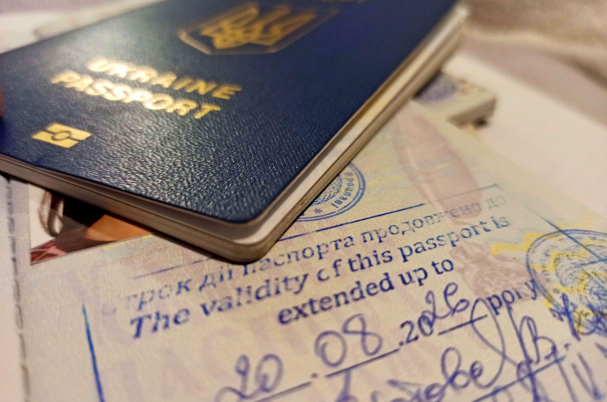 Чому українцям за кордоном не рекомендують продовжувати паспорт: пояснення