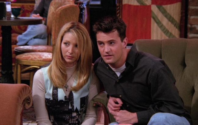 Як зараз виглядає Ліза Кудроу, яка зіграла Фібі в культовому серіалі "Друзі" (фото)