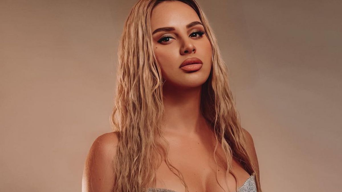 Не витримала і втекла. Українська співачка виїхала з РФ після скандалу на "голій" вечірці