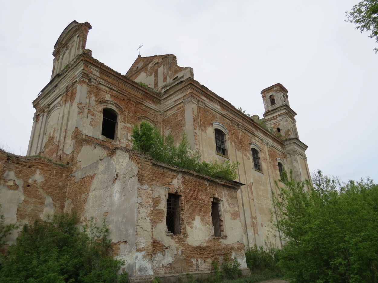 Зникає історія. У Рівненській області руйнуються два костели з унікальними фресками