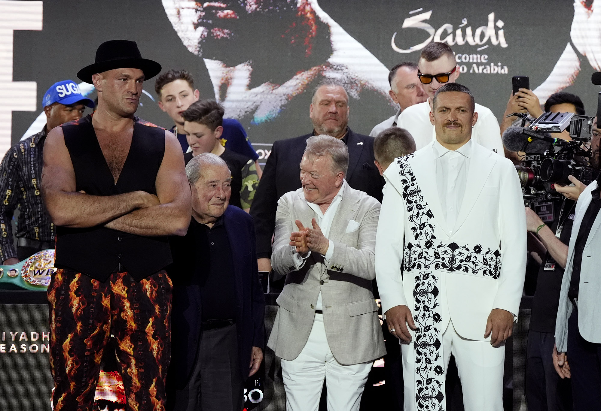 Усик отримав подарунок від доньки героя УПА і не стримав емоцій (відео)