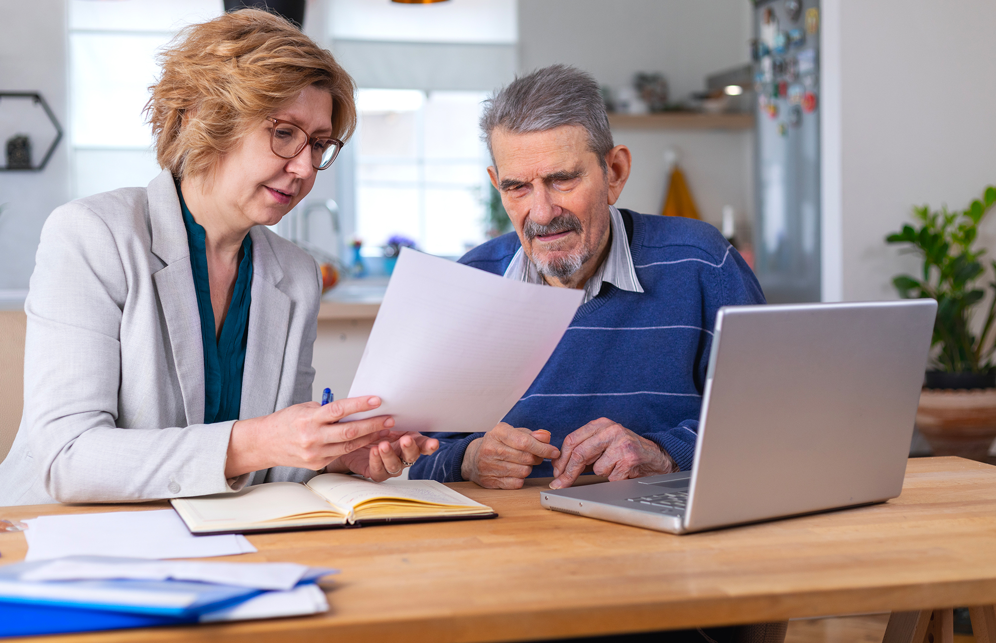 Українцям, які працювали за кордоном, спростили призначення пенсії: пояснення юриста