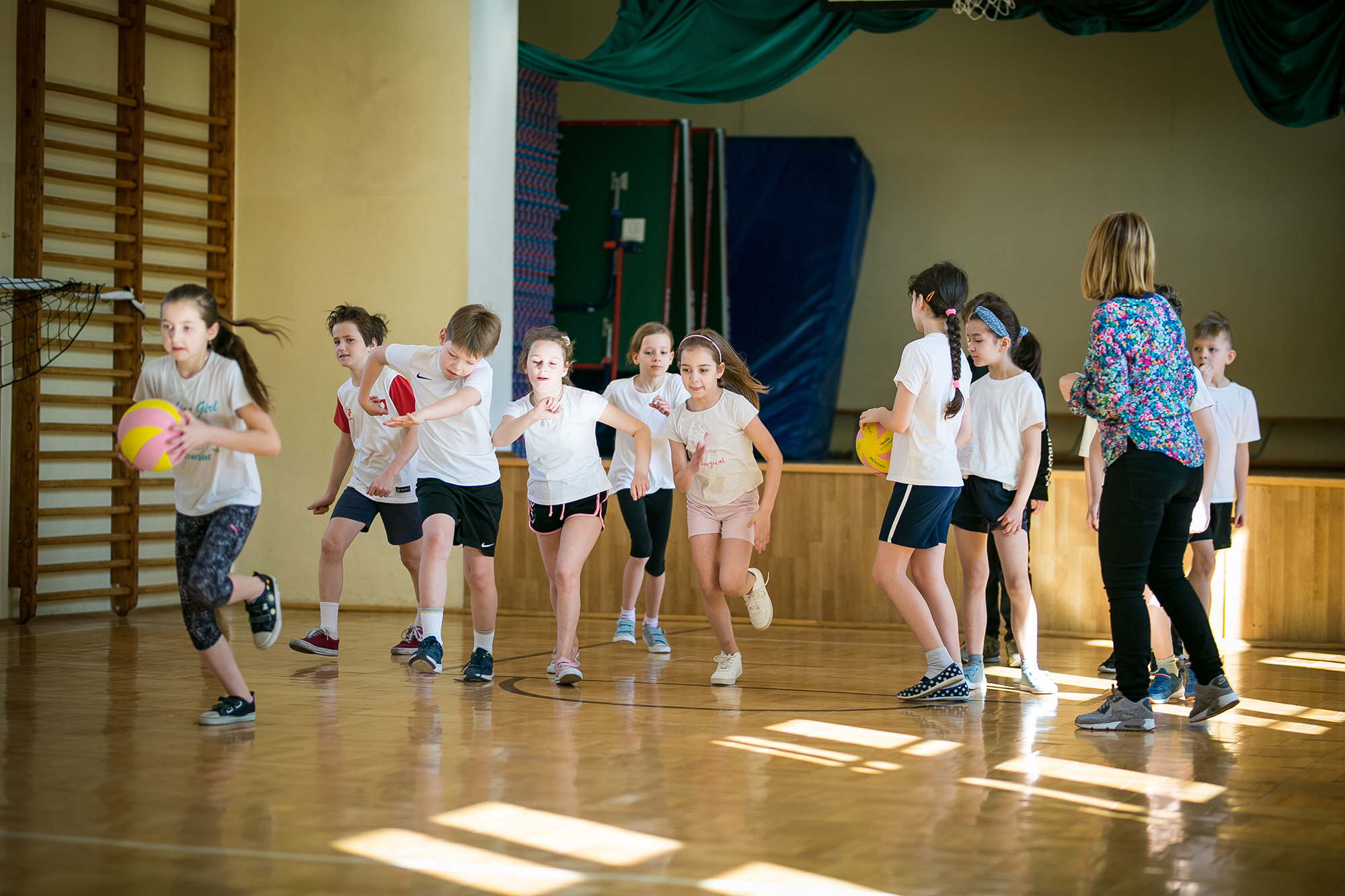 Школьная обязанность и штрафы. Какие изменения готовят для украинских детей в Польше