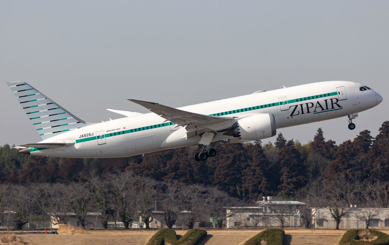 Не асоціюватися з РФ. Японська авіакомпанія перефарбувала свої літаки