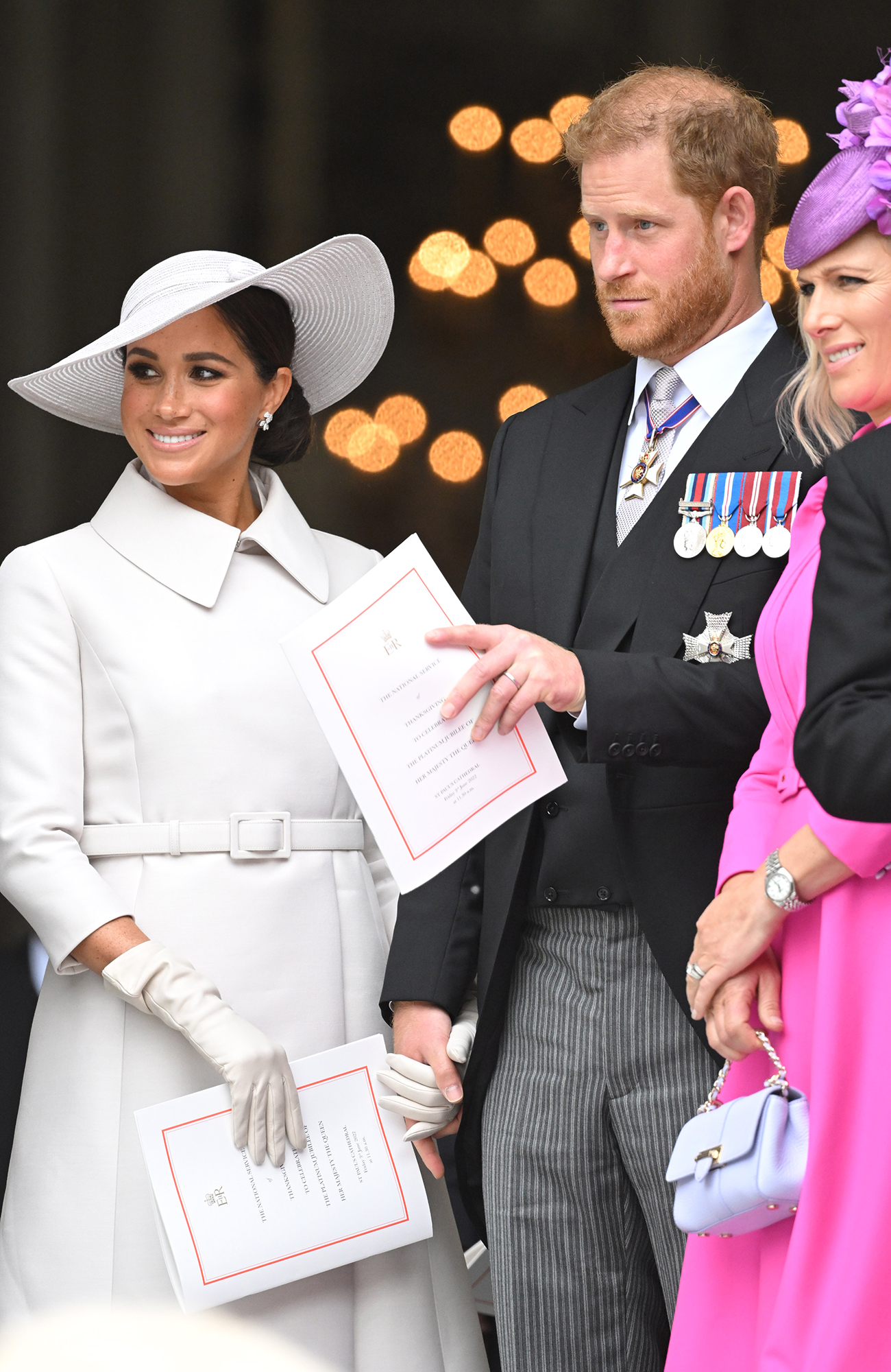 Принц Гарри и Меган Маркл впервые за два года вышли в свет вместе с королевской семьей (фото)