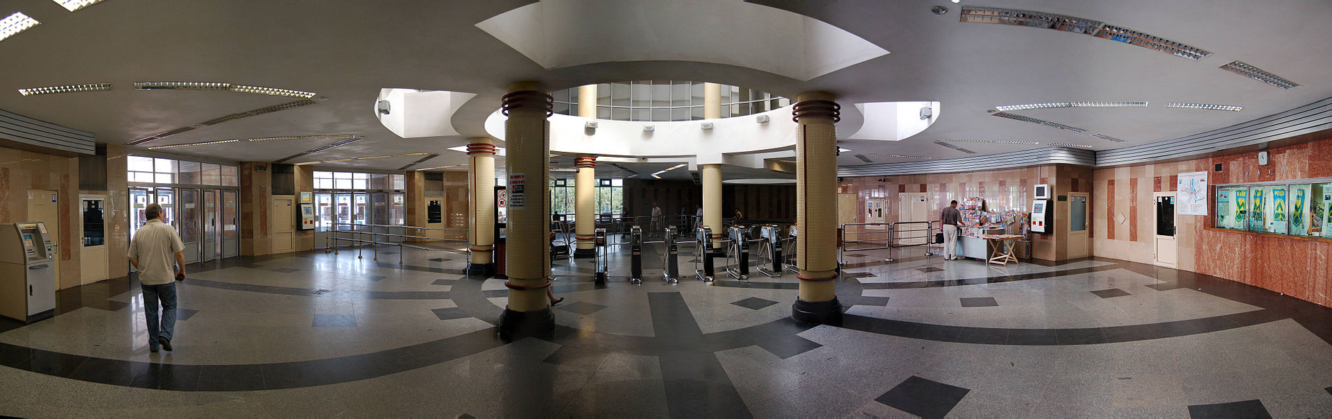 Ці станції метро у Києві з'явилися при Омельченку: ось так вони виглядають сьогодні (фото)