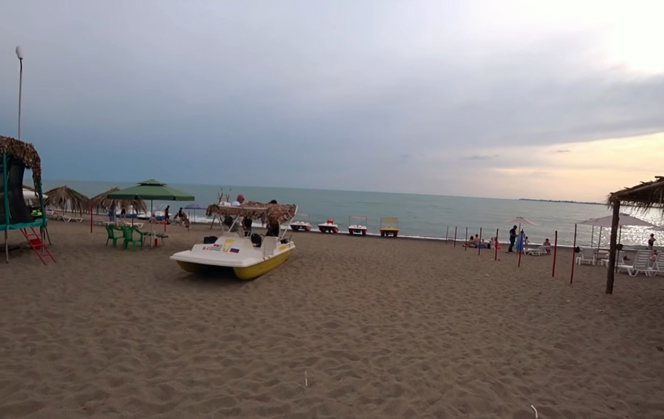 "Время остановилось в 80-х". Во что Россия превратила курорты оккупированной Абхазии