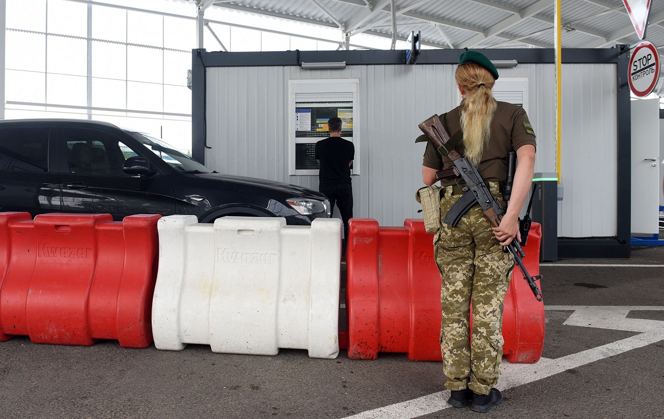 Як студентам виїхати за кордон під час війни в Україні: поради