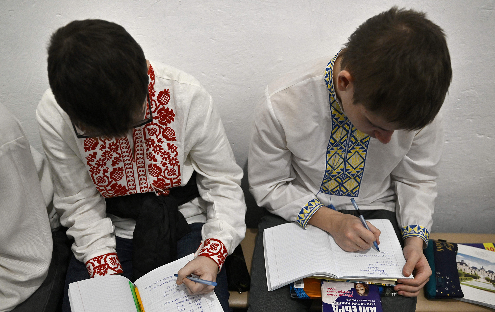 "Дуже сумували за домом". Як діти повертаються в українські школи після життя за кордоном