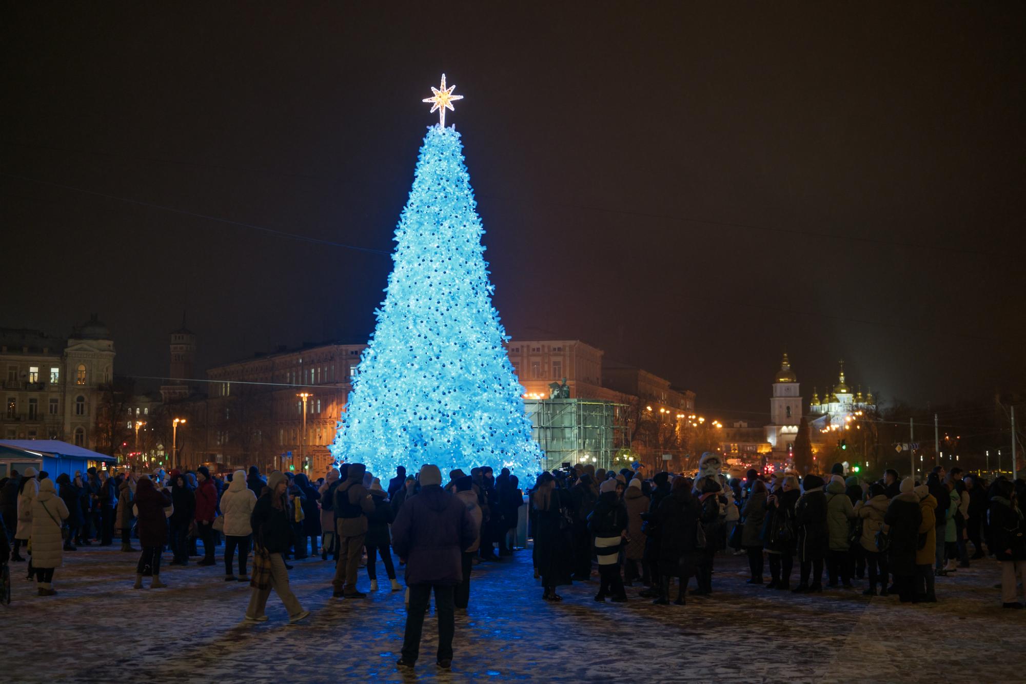 Новий рік 2025. Який вигляд мають головні ялинки в різних містах України (фото)