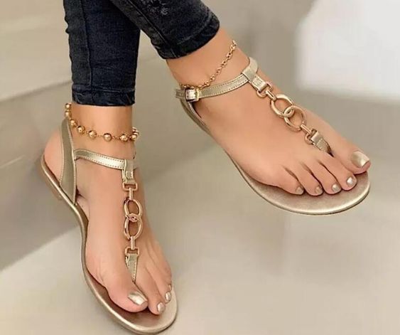 Таке більше ніхто не носить. Дивіться, яке взуття очолило антитренди літа 2023 (фото)