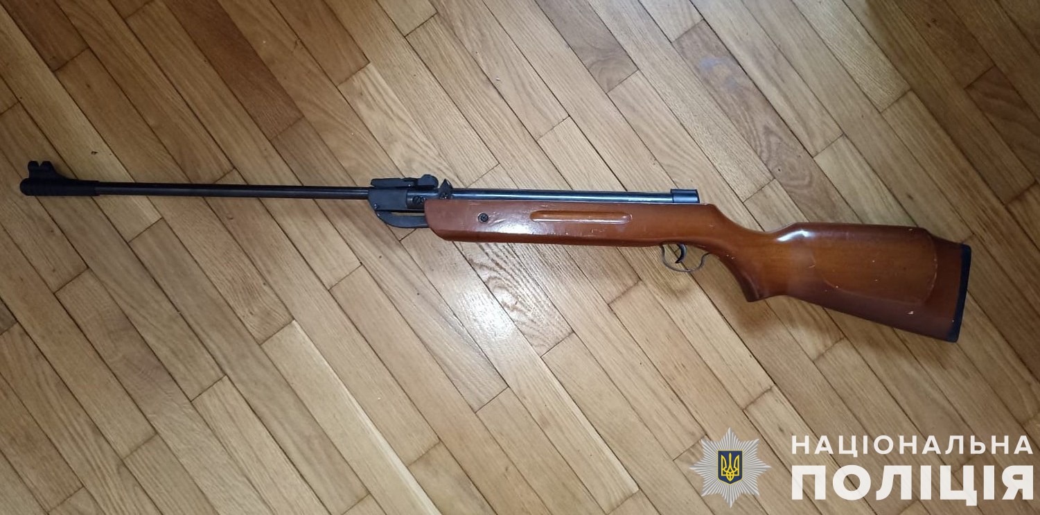 Во Львовской области четырехлетняя девочка получила ранения из-за игры с винтовкой: что известно