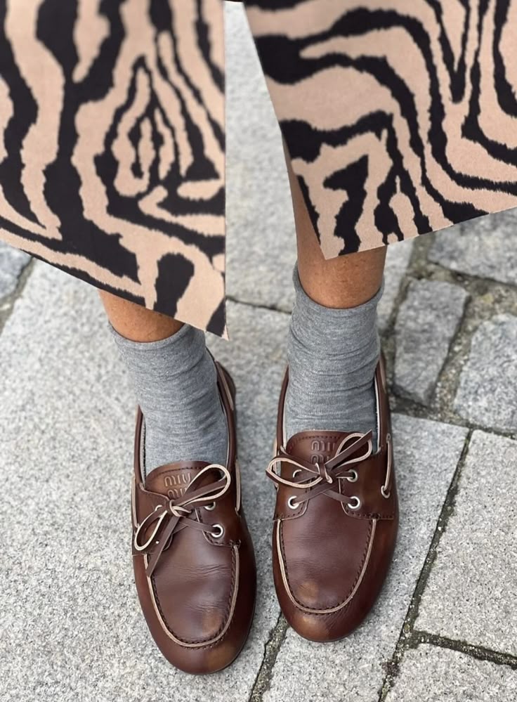 Мюлі та молочні відтінки: стилістка назвала головні взуттєві тренди весни 2025