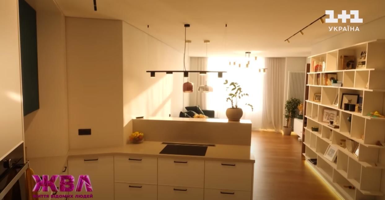 Зірковий ведучий вперше показав свою велику квартиру на березі Дніпра