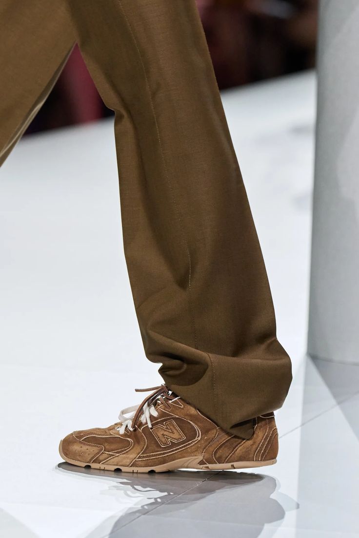 Мюлі та молочні відтінки: стилістка назвала головні взуттєві тренди весни 2025