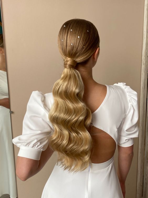 Які вечірні зачіски зараз у тренді