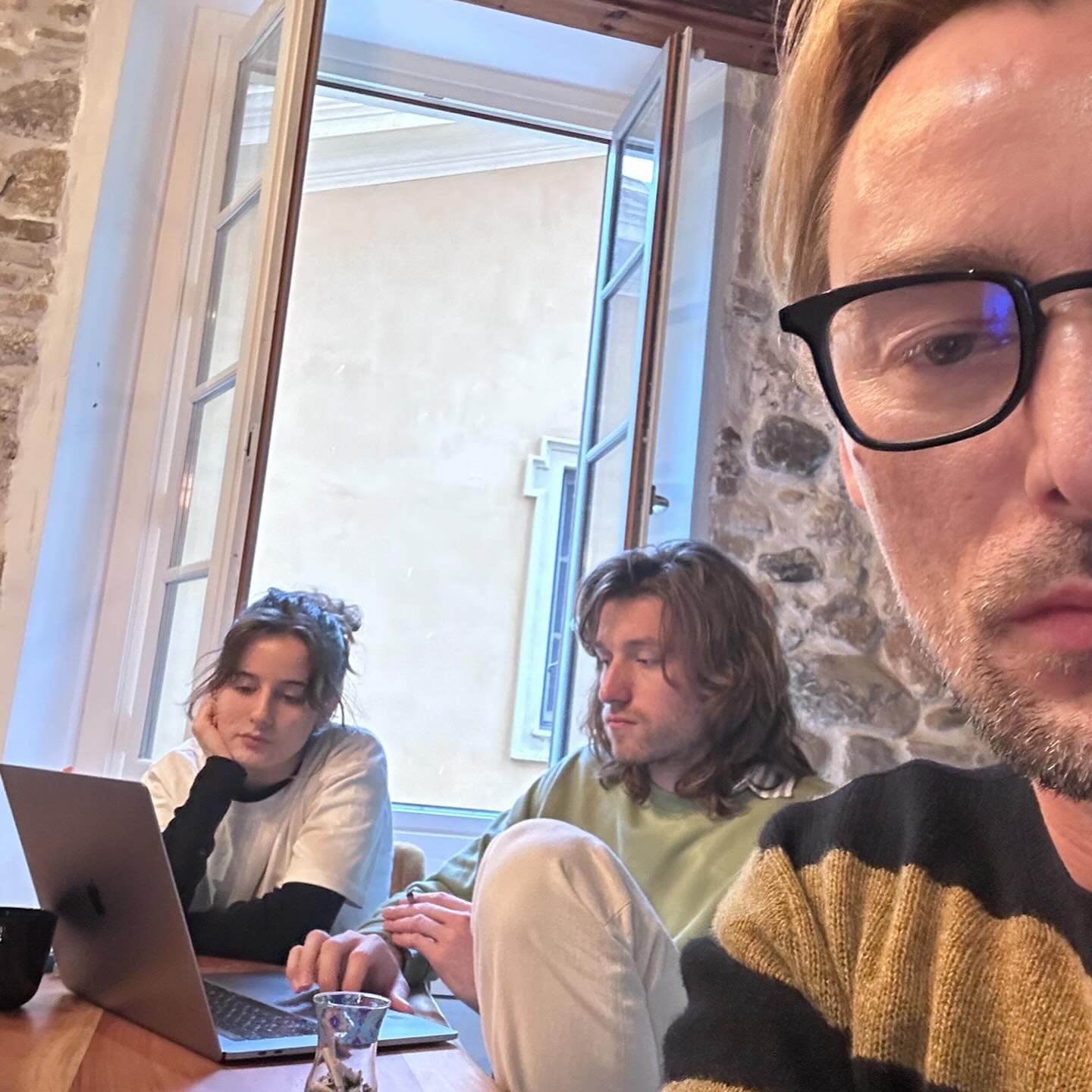 Алан Бадоев растрогал сеть теплой встречей с детьми за границей (фото)