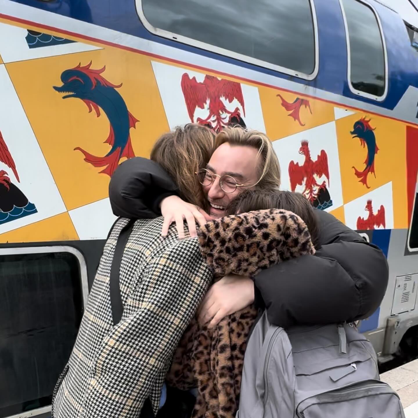 Алан Бадоев растрогал сеть теплой встречей с детьми за границей (фото)