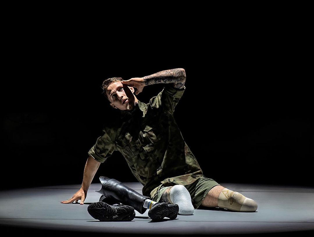 Воин ВСУ без обеих ног сорвал овации в театре Калифорнии. Тысячи аплодировали стоя, не сдерживая слез!