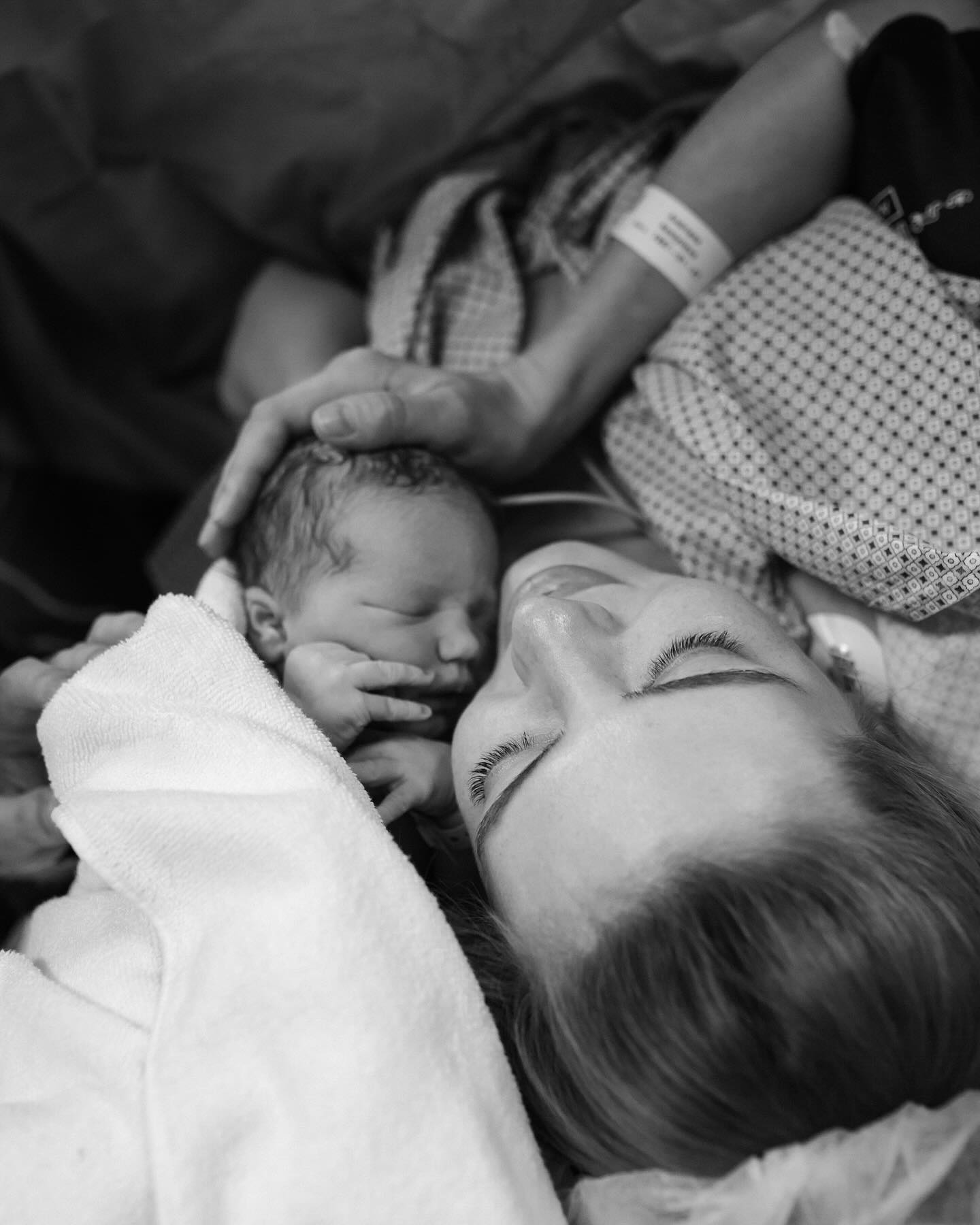 Відома українська блогерка вперше стала мамою: ніжні фото малятка з пологового