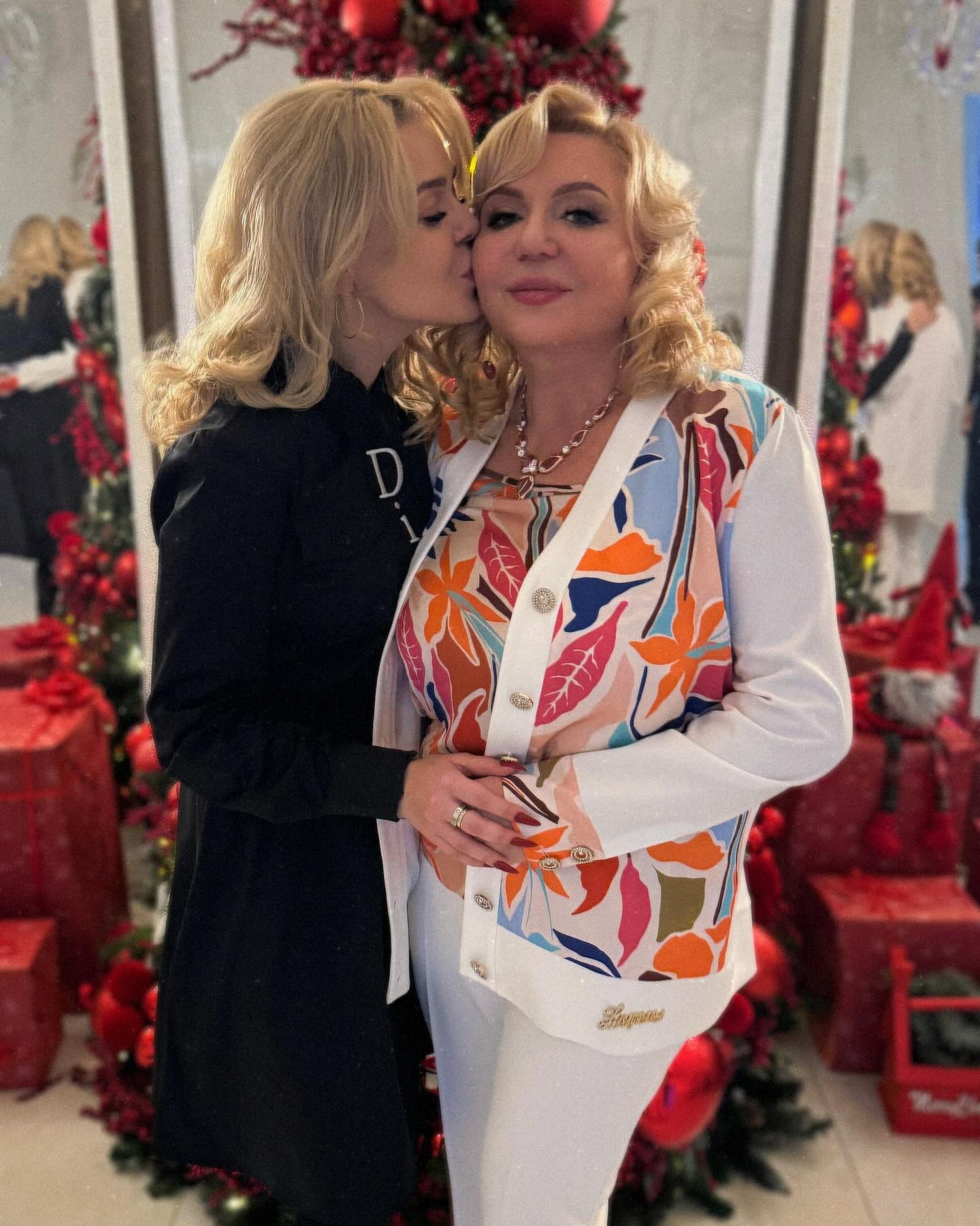 Аліна Гросу, яка нещодавно повернулася в Україну, показала маму-красуню (фото)