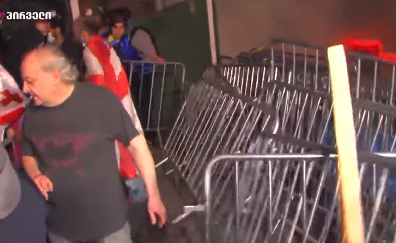 У Тбілісі після відступу силовиків активісти "блокують" базу Управління спецпризначення