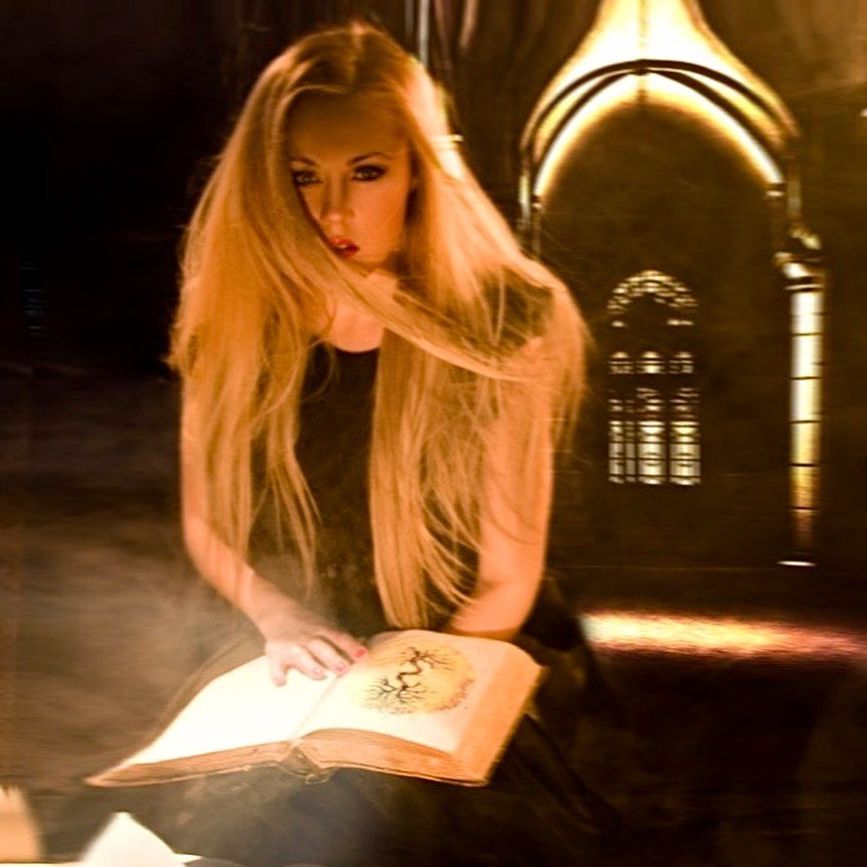 У короткому топі і з довгим волоссям. Alyosha показала, як виглядала 20 років тому (фото)