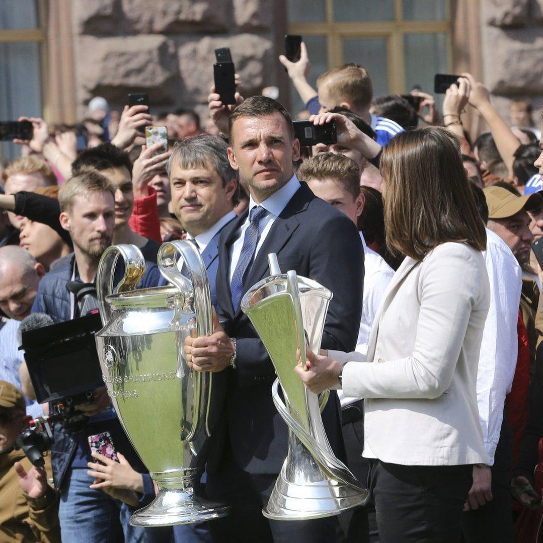 Андрій Шевченко показує, як носити чоловічі костюми для впевненості та елегантності