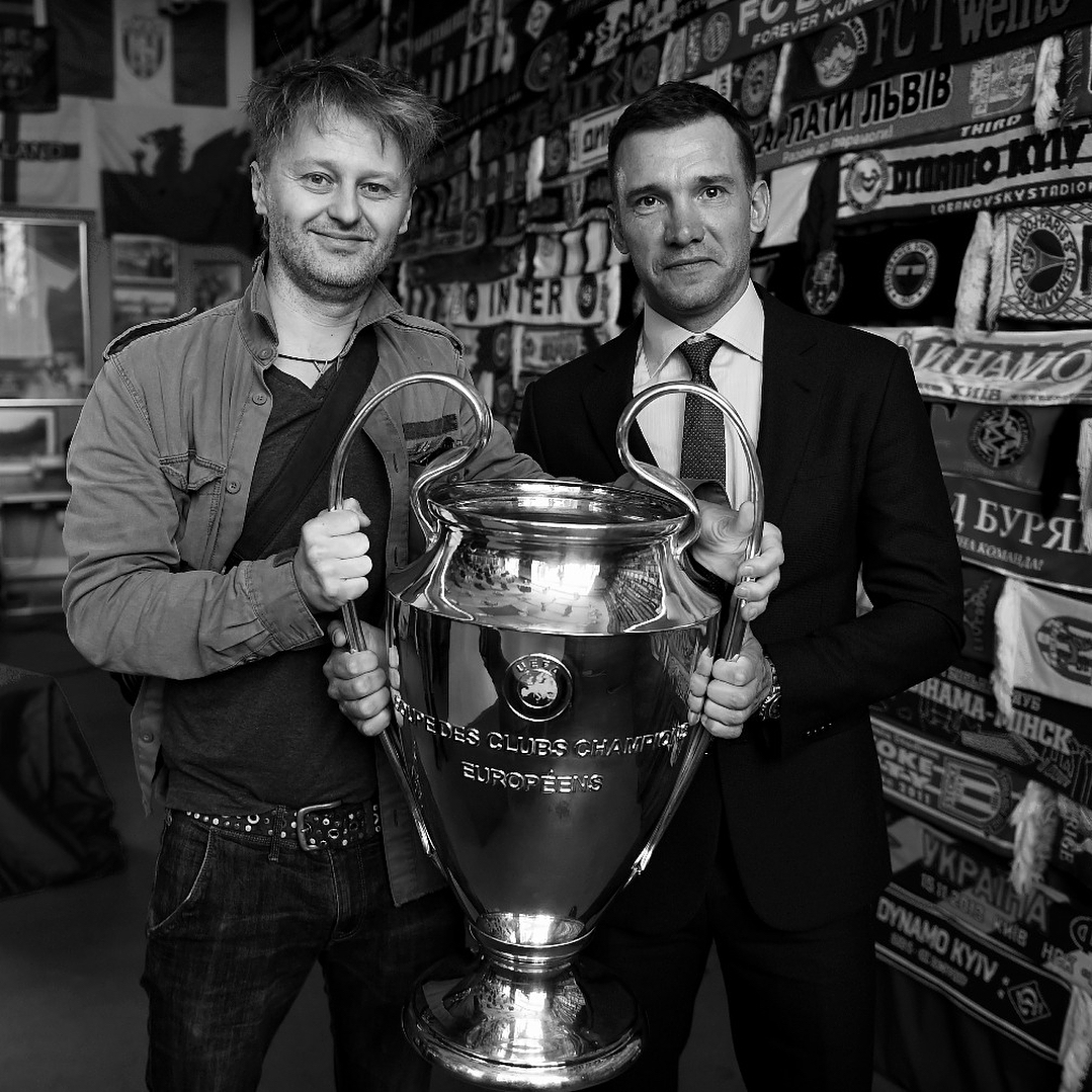 Андрій Шевченко показує, як носити чоловічі костюми для впевненості та елегантності