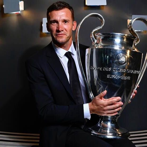 Андрій Шевченко показує, як носити чоловічі костюми для впевненості та елегантності