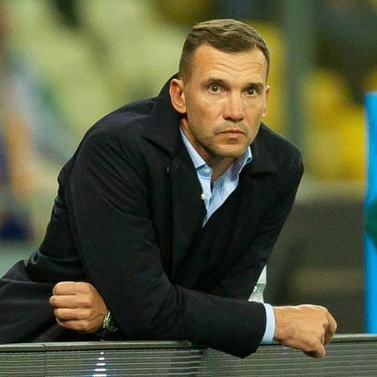 Андрій Шевченко показує, як носити чоловічі костюми для впевненості та елегантності