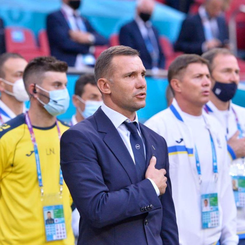 Андрій Шевченко показує, як носити чоловічі костюми для впевненості та елегантності