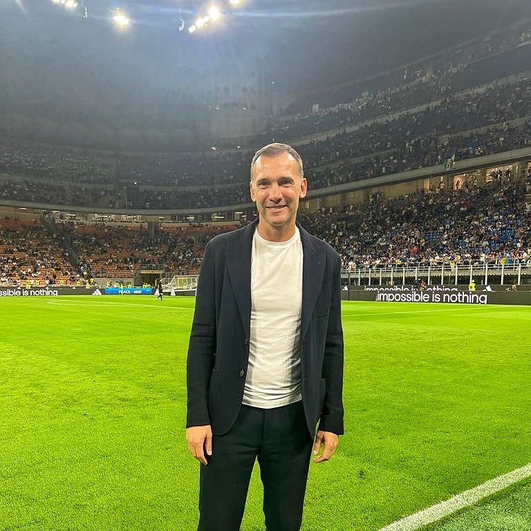 Андрій Шевченко показує, як носити чоловічі костюми для впевненості та елегантності