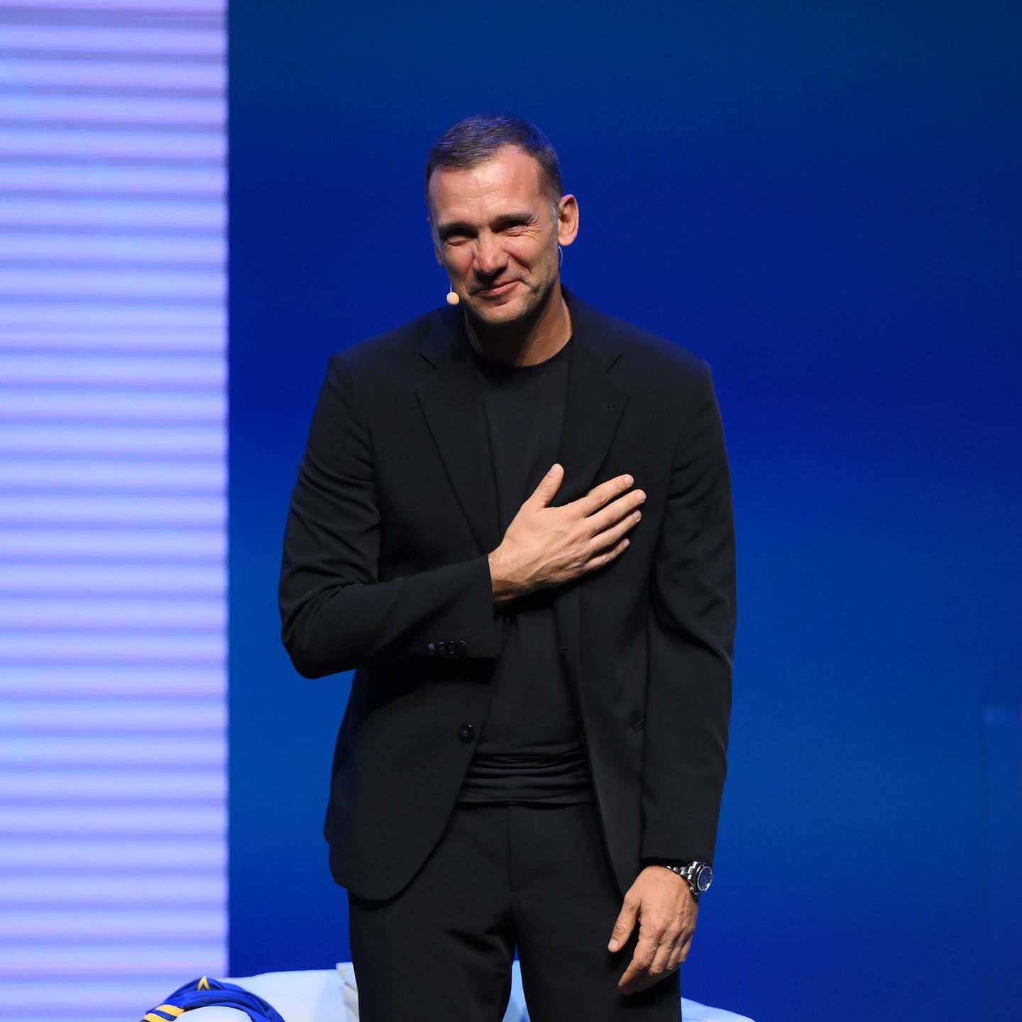 Андрій Шевченко показує, як носити чоловічі костюми для впевненості та елегантності