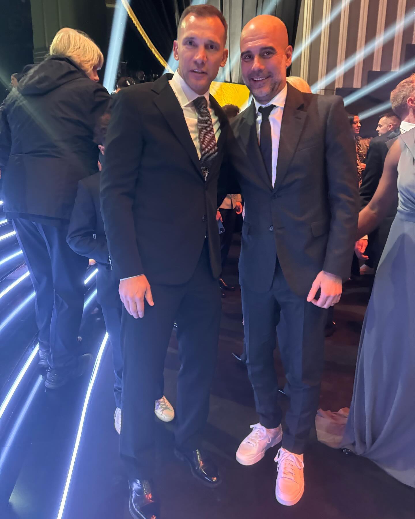 Андрій Шевченко показує, як носити чоловічі костюми для впевненості та елегантності