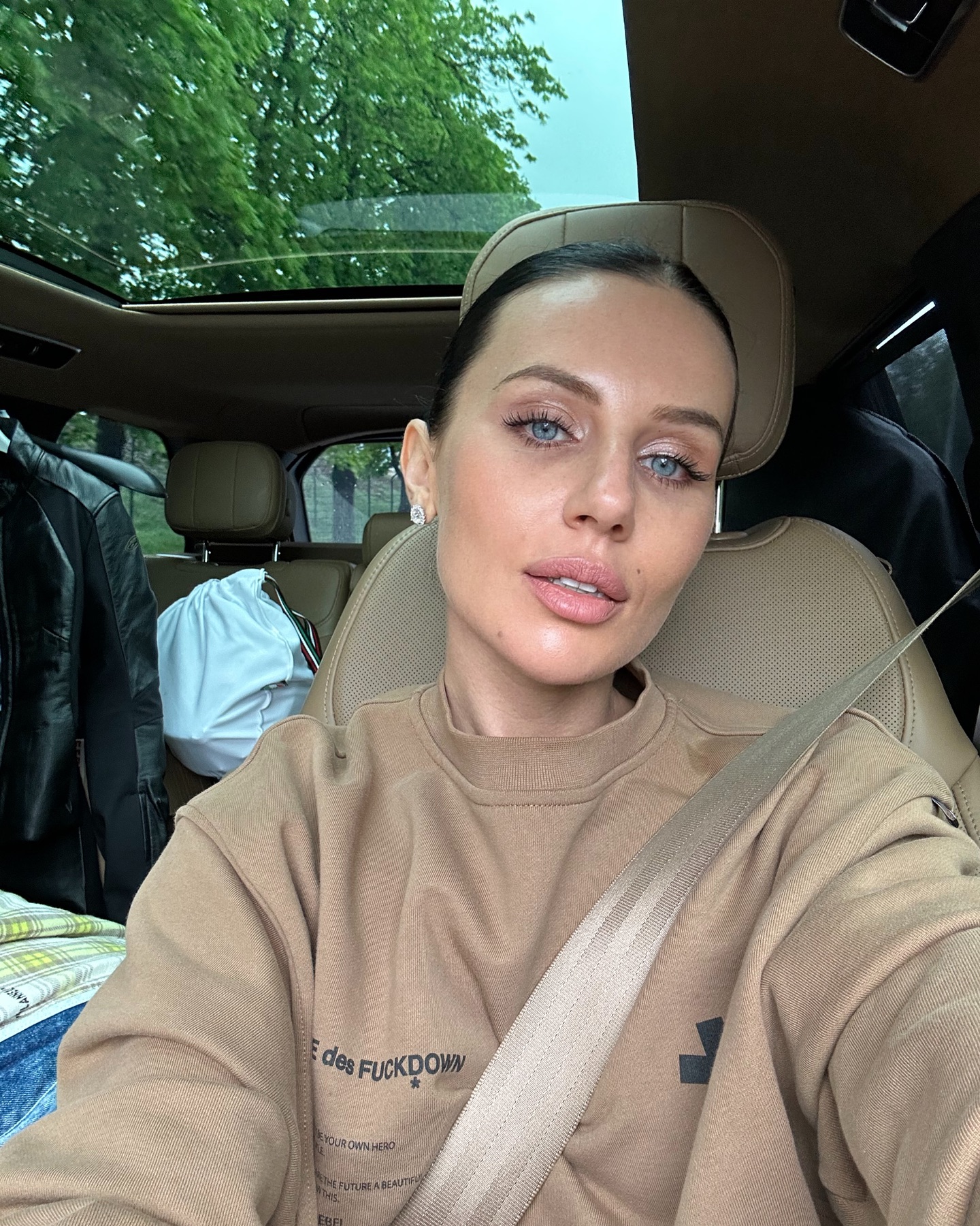 "Дизлайк и отписка". Славу Демина захейтили за интервью со скандальной Алхим, которая любит Путина