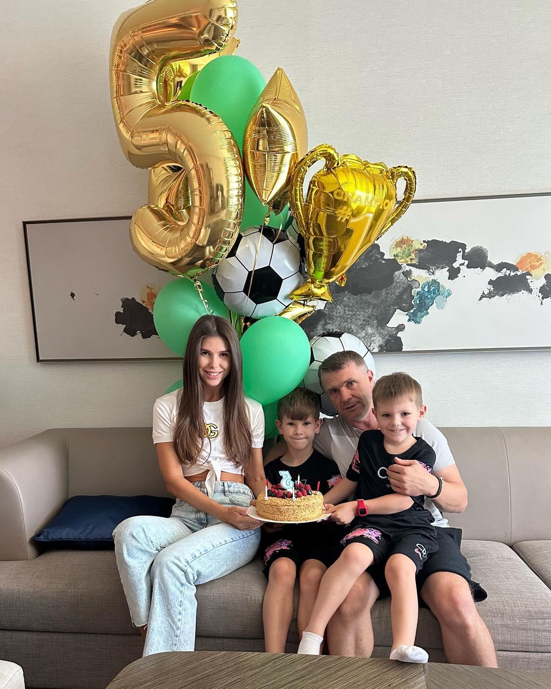 Красавица-блогер, младше мужа на 20 лет. Что известно о жене Сергея Реброва (фото)