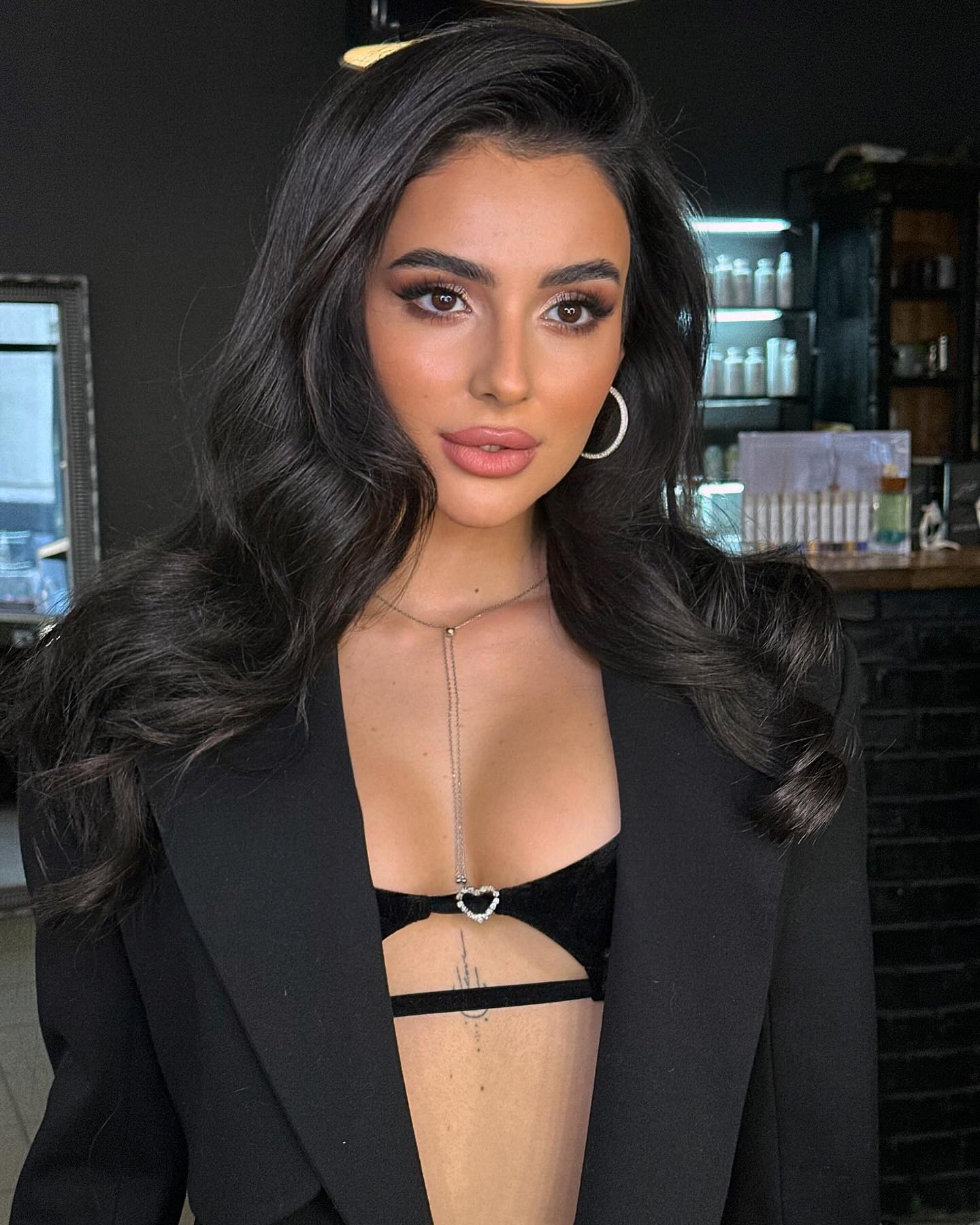 Аня Трінчер показала 2 нових звабливих образи (фото)