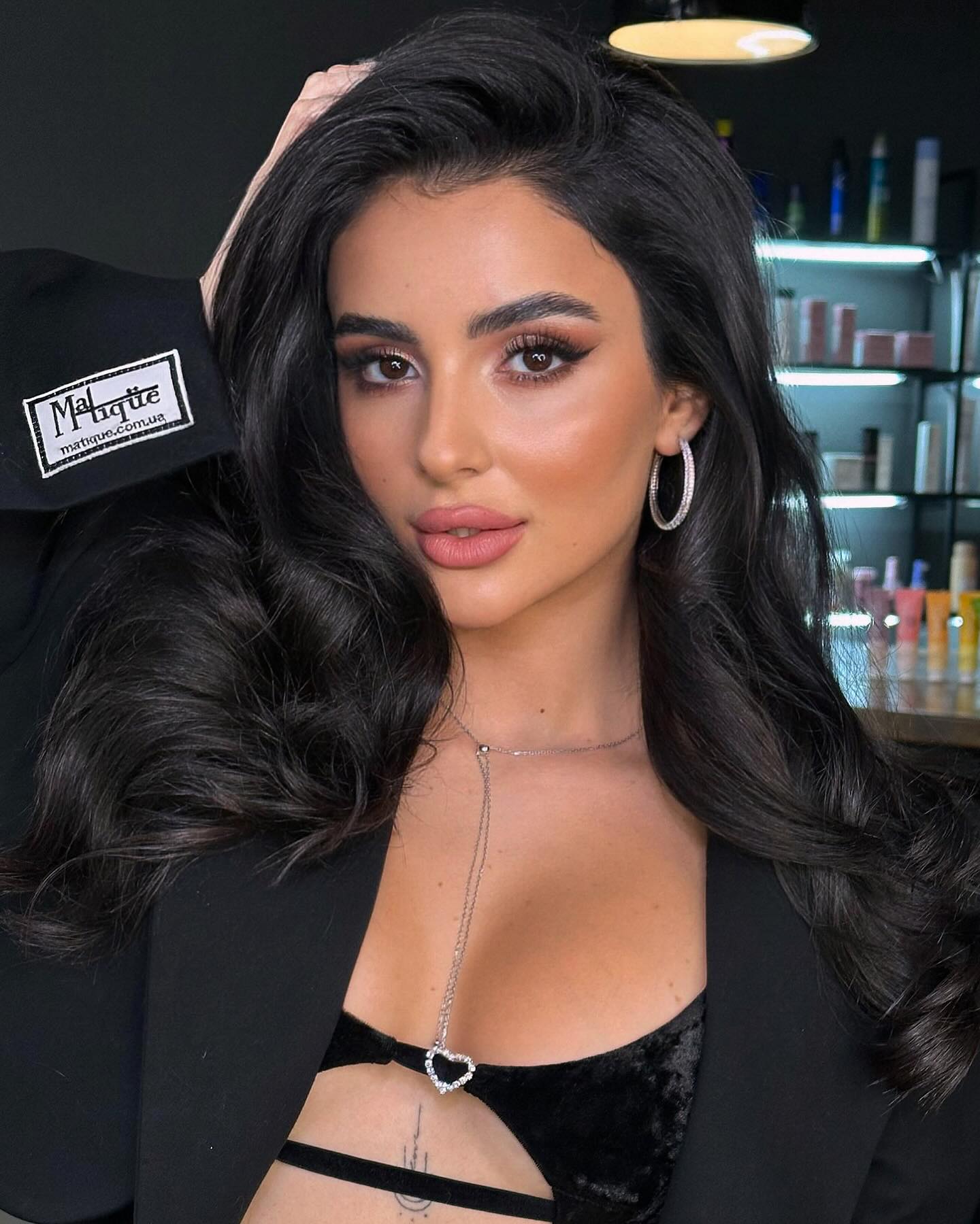 Аня Трінчер показала 2 нових звабливих образи (фото)