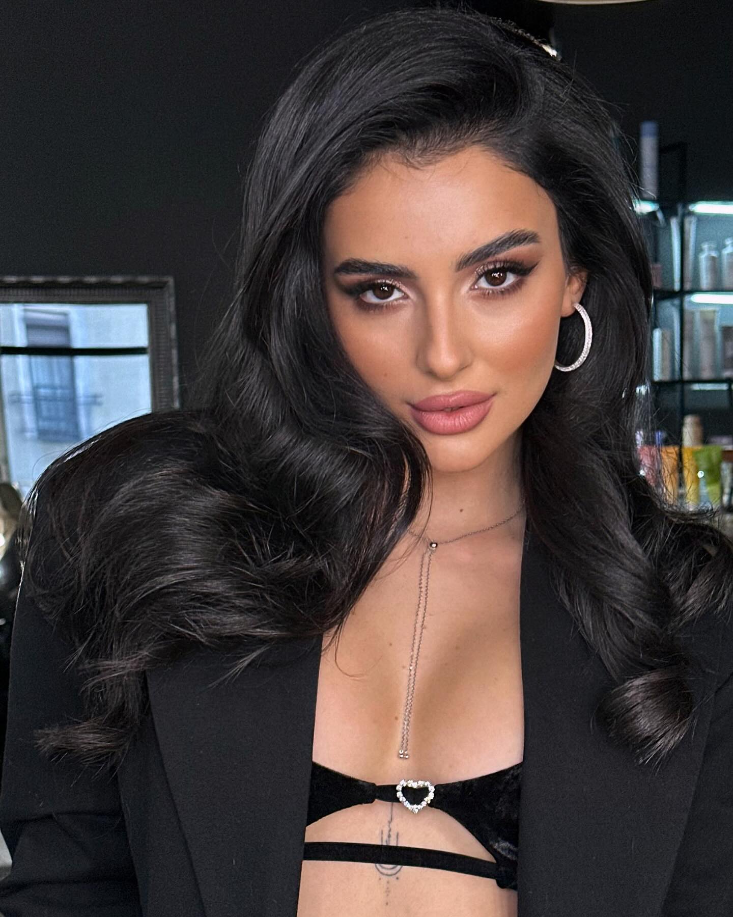 Аня Трінчер показала 2 нових звабливих образи (фото)