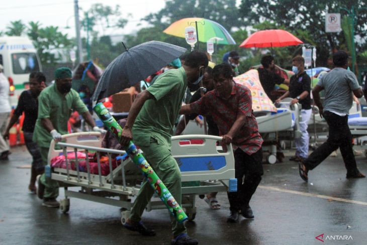 В Азії тривають природні лиха. У Киргизії стався землетрус, в Індонезії прокинувся вулкан