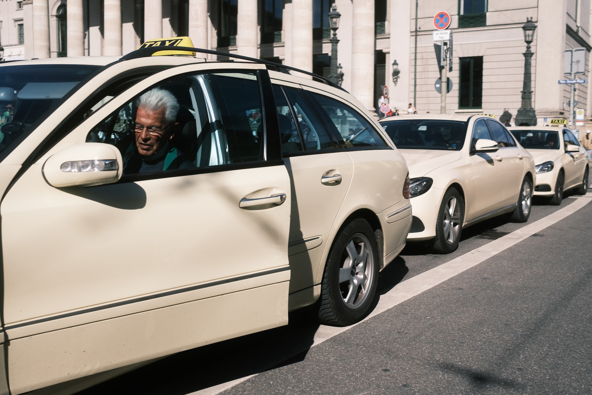 Не більше трьох пасажирів. Що треба знати про правила поїздки у таксі в Німеччині