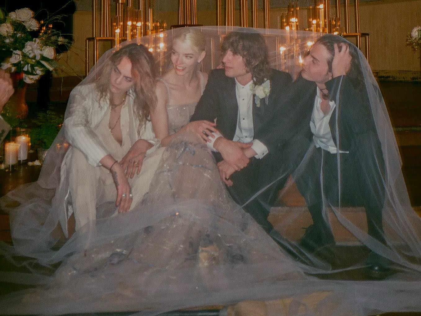 Звезда сериала "Ход королевы" показала кадры с тайной свадьбы