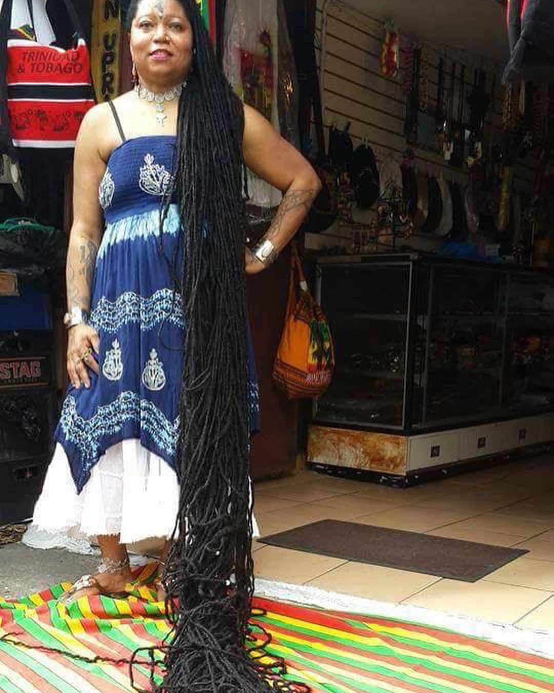 Женщина отрастила волосы на 33,5 метра и попала в Книгу рекордов Гиннеса: как она выглядит