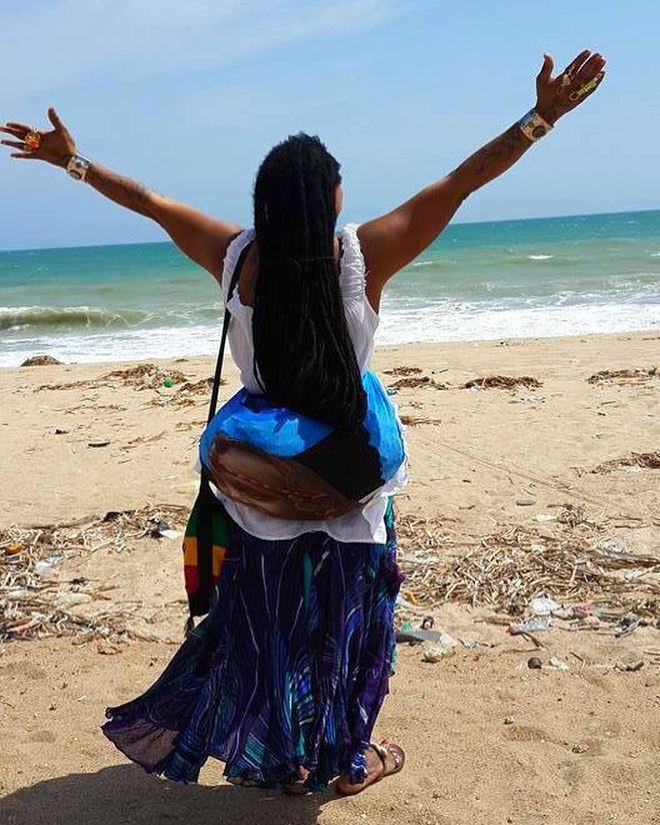 Женщина отрастила волосы на 33,5 метра и попала в Книгу рекордов Гиннеса: как она выглядит